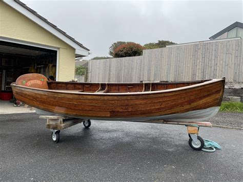 Varnished Clinker Rowing Dinghy Wooden Rowing Boat For Sale