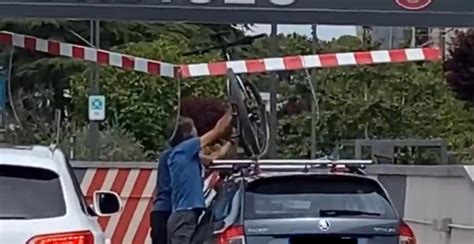 Prova Ad Entrare Nel Garage Di Adigeo Ma Si Dimentica Che Ha La Bici