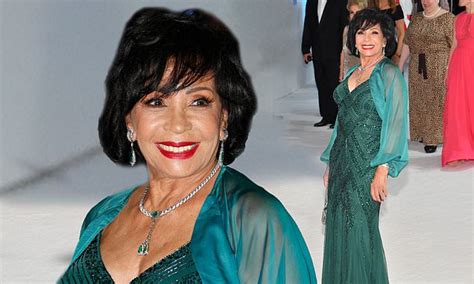 Dame Shirley Bassey 82 Dazzles In A Plunging Emerald Sequinned Ballgown Daily Mail Online