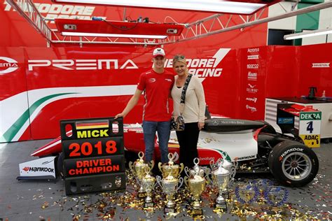 Photo Mick Schumacher avec sa mère Corinna Schumacher FIA Formula 3