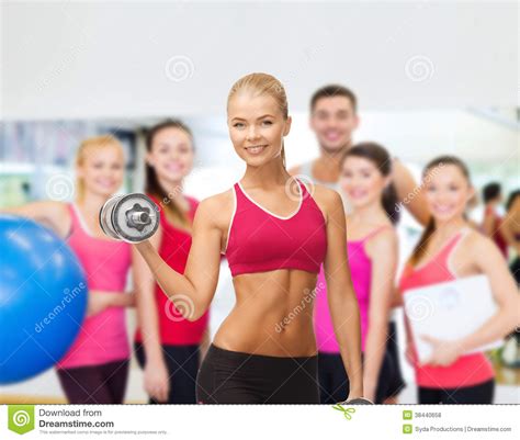 Mujer Sonriente Con Pesas De Gimnasia De Acero Pesadas Foto De Archivo