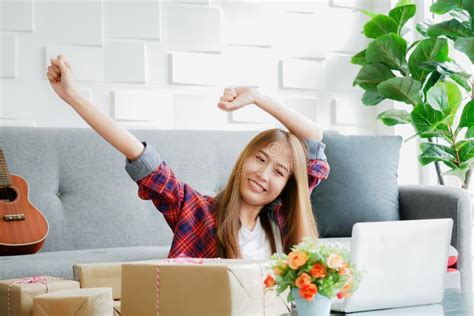 Las Mujeres Sonr En Cara Con El Brazo Aumentado Con La Caja Que