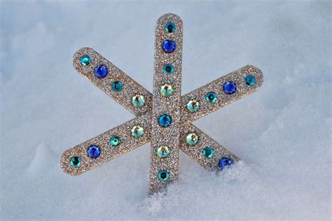 15 Crafts That Use Glitter As Snow