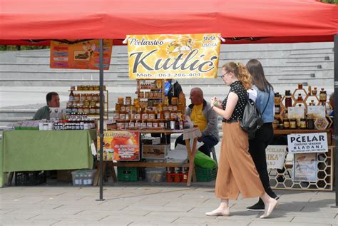 Otvoren Tradicionalni Sajam Medena Na Trgu Slobode U Tuzli Foto