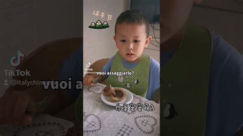 Evan Assaggia Uno Zongzi Per La Prima Volta Festadellebarchedrago