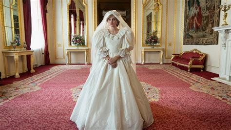 The Crown Netflix D Voile Une Photo D Emma Corrin Avec La Robe De