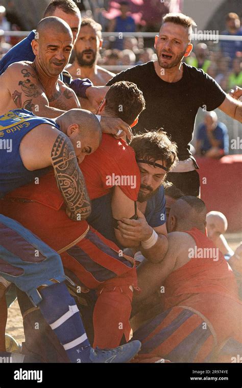 Calcio Storico Fiorentino Azzurri Rossi Stock Photo Alamy