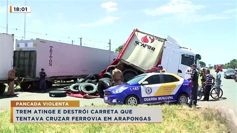 Carreta é atingida por trem ao cruzar ferrovia em Arapongas imagens