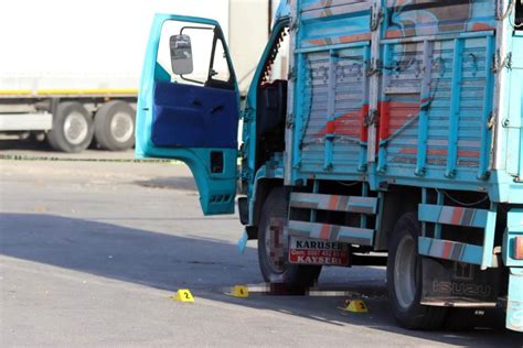 Hal kompleksinde çıkan kavgada kan aktı 1i ağır 2 yaralı Son Dakika