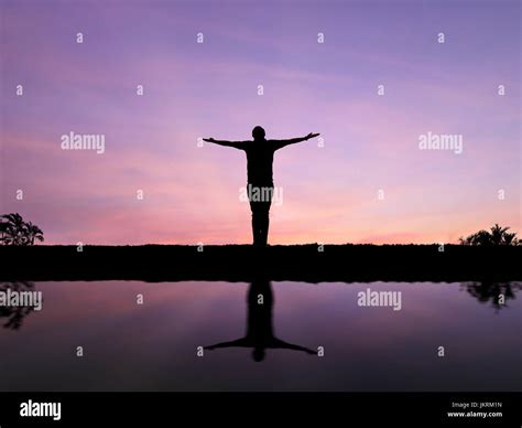 Offene Arme Silhouette Fotos Und Bildmaterial In Hoher Aufl Sung Alamy