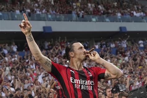 Serie A Milan Zlatan Ibrahimovic Celebra El T Tulo Con Puro Y