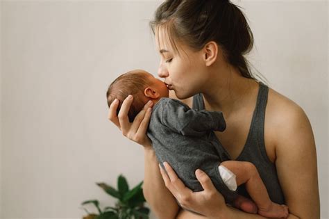 La Madre Sostiene Y Abraza A Su Hijo Reci N Nacido En Casa Mam Y Beb