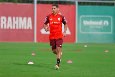 Inter Anuncia Renova O De Contrato Joia Da Base Gabriel Carvalho