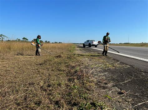 Deracre faz roçagem lateral na pista de pouso do aeródromo de Tarauacá