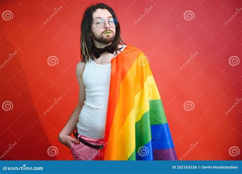 Feliz Hombre Gay Divirtiéndose Con El Símbolo De La Bandera Arcoiris De La Comunidad Lgbtq Foto