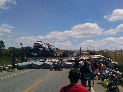 G1 Carro fica destruído em batida que envolveu caminhão e cegonha