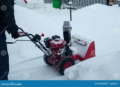 Расчистка снега Snowblower освобождает путь после сильного снегопада ...