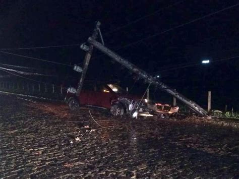 Carro Colide Contra Poste Em Testo Alto Jornal De Pomerode