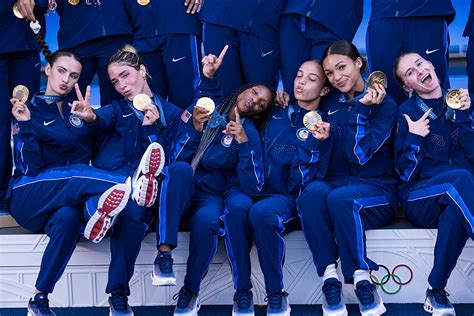 Simone Biles Posa Con Sus Medallas Ol Mpicas En Nuevas Fotos