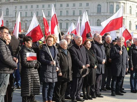 Plac Piłsudskiego Jarosław Kaczyński wrócił ze sprayem