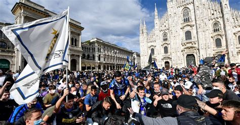 Folla Di Tifosi Invade Milano A Napoli Coprifuoco Violato Il Fatto