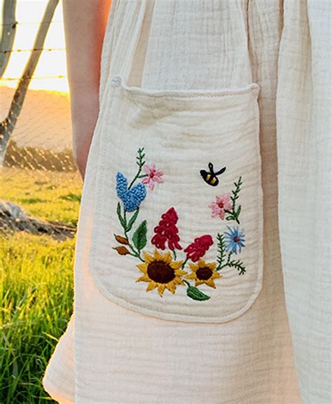 Summer Embroidery Pocket - sewing pattern by Below The Kōwhai