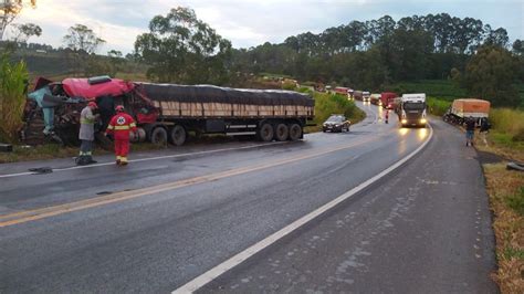 Acidente envolvendo carretas na BR 262 Araxá Agora