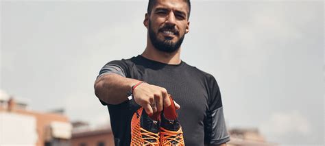 Neu bei PUMA Top Stürmer Luis Suárez YAMAOKA BRODMEIER International