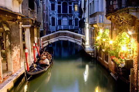 What to Know About Gondola Rides in Venice, Italy