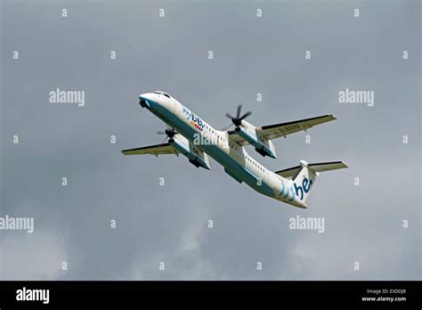 De havilland canada dhc 8 flybe Banque de photographies et dimages à