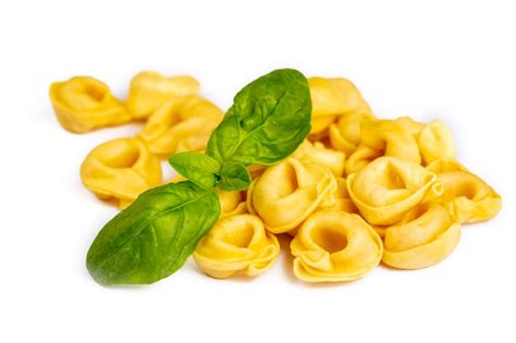 Massa De Tortellini Fresca Crua Isolada No Fundo Branco Foto Premium