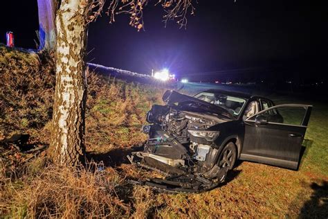 Auto Kracht Gegen Baum Fahrerin Schwer Verletzt Radio Zwickau