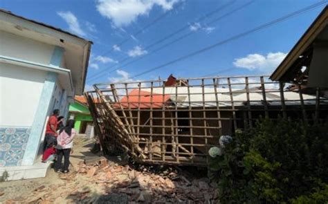 Orang Terluka Akibat Gempa Bumi M Di Kabupaten Bandung Ini