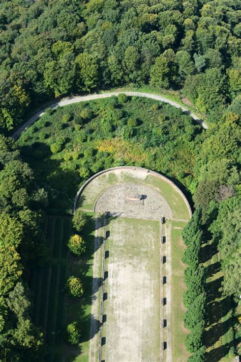 Luftaufnahme Heidelberg Grabreihen auf dem Gelände des Ehrenfriedhof