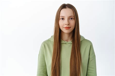 Foto de uma jovem mulher bonita cabelo comprido e saudável maquiagem nude natural sorrindo