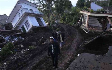 Indonesian Rescuers Focus On Landslide As Quake Toll Rises The Standard