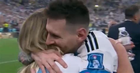 ¿quién Es La Mujer Con La Que Messi Se Abrazó Tras Ganar La Copa Del Mundo