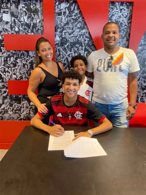 multa de 50 milhões de euros Flamengo assina contrato lateral