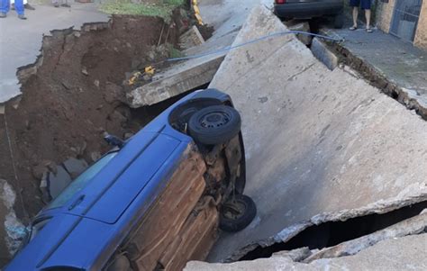 Carro Engolido Por Cratera No Centro De Lacerd Polis Oeste Mais