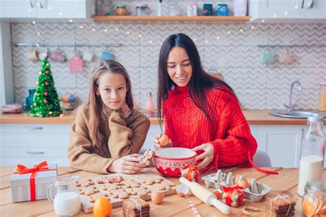 Feliz Familia Madre E Hija Hornear Galletas Para Navidad Imagen De