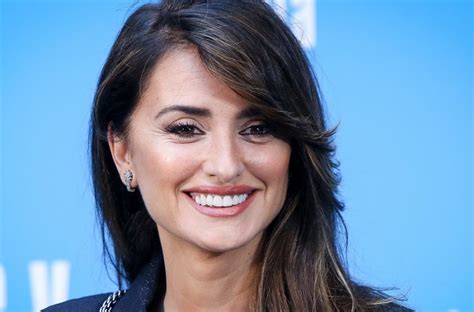 Hortensia dans la tête et poitrine nue Penelope Cruz flirte avec des