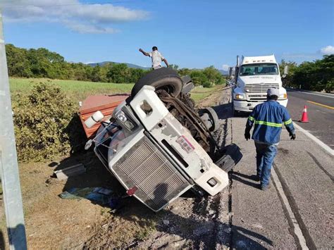 Vuelca un tráiler con doble remolque en el Libramiento Valles Tamuín