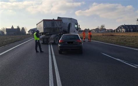 Wypadek w gminie Miedziana Góra w powiecie kieleckim Ciężarówka