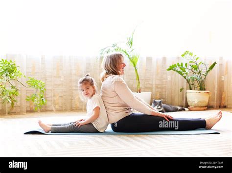 Femme mature avec petite fille Banque de photographies et dimages à haute résolution Alamy