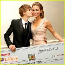 Justin Bieber: Stuff You Must Smooch for Maria Menounos | Justin Bieber ...