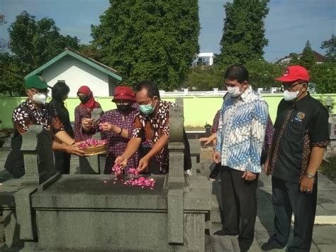 Peringati HPN PWI DIY Ziarah Ke Makam Tokoh Pers Krjogja