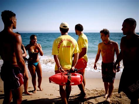 Levantada interdição de banhos na praia de Carcavelos TVI Notícias