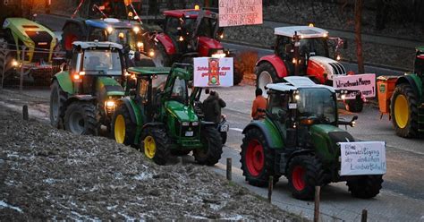 Hückeswagener Landwirte im Trecker Korso Richtung Kreisstadt