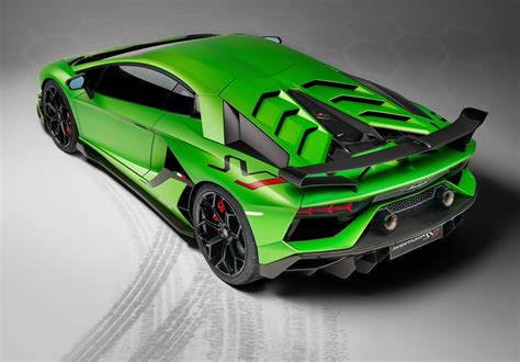 Green Lamborghini Aventador SVJ