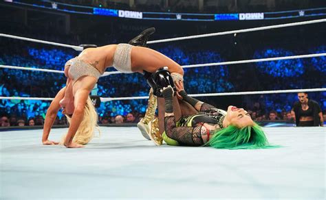 【wwe】「女王様」フレアー挑発「あなたは子供」挑戦者リプリーの眼前で必殺技勝利 プロレス写真ニュース 日刊スポーツ